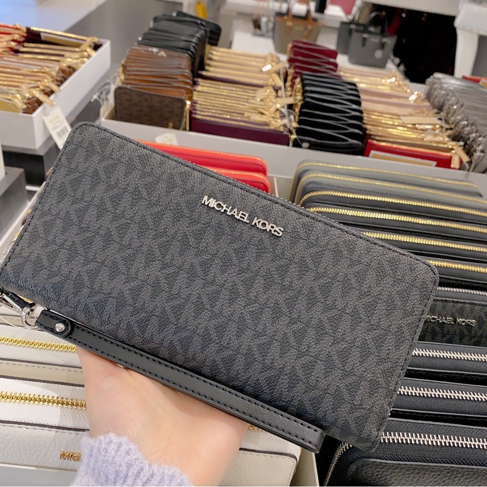 MICHAEL KORS Large Logo Continental Wallet - Picture 2 of 6